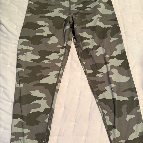 Aerie Green Camouflage Leggings XL - Picture 3 of 5